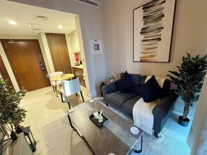 Apartamento, sacada, vista para o canal | Área de estar