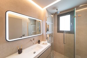 Shower, free toiletries, hair dryer, towels