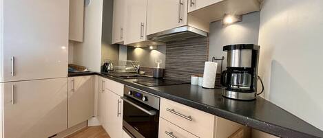 Fridge, coffee/tea maker