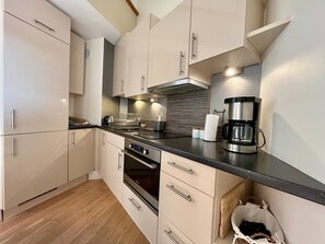 Fridge, coffee/tea maker