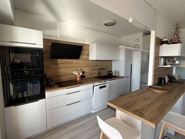 Fridge, microwave, stovetop, dishwasher