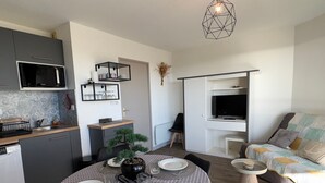 Un espacio habitable compacto con cocina, comedor y zona de estar.
