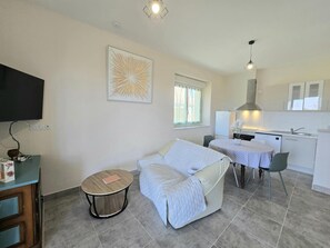 TV, books - Country house with terrace, pets allowed (Génis)