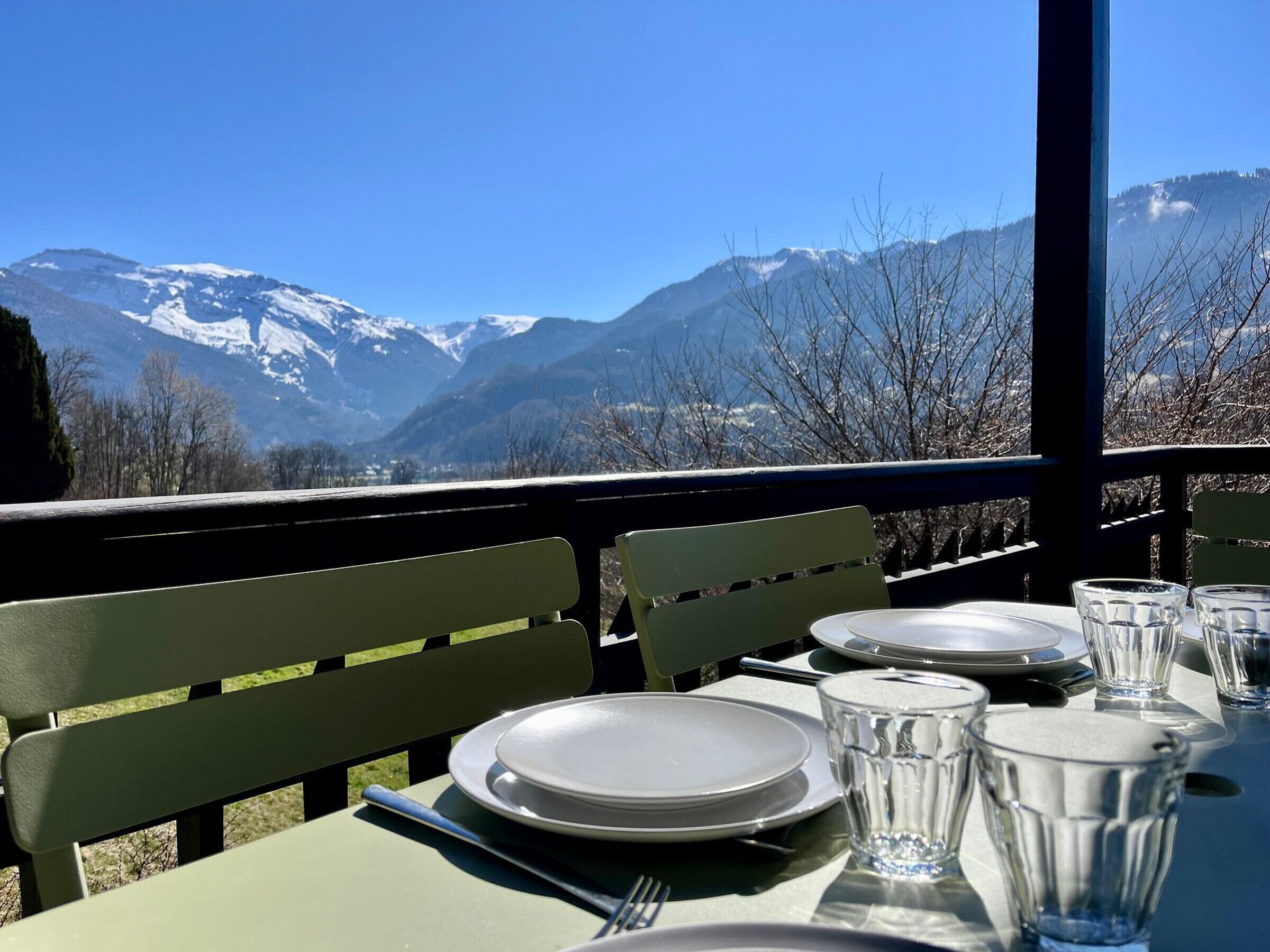 Ein Esstisch mit Blick auf die Berge.
