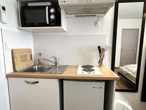 Refrigerador, microondas, parrilla de estufa y cafetera y tetera 