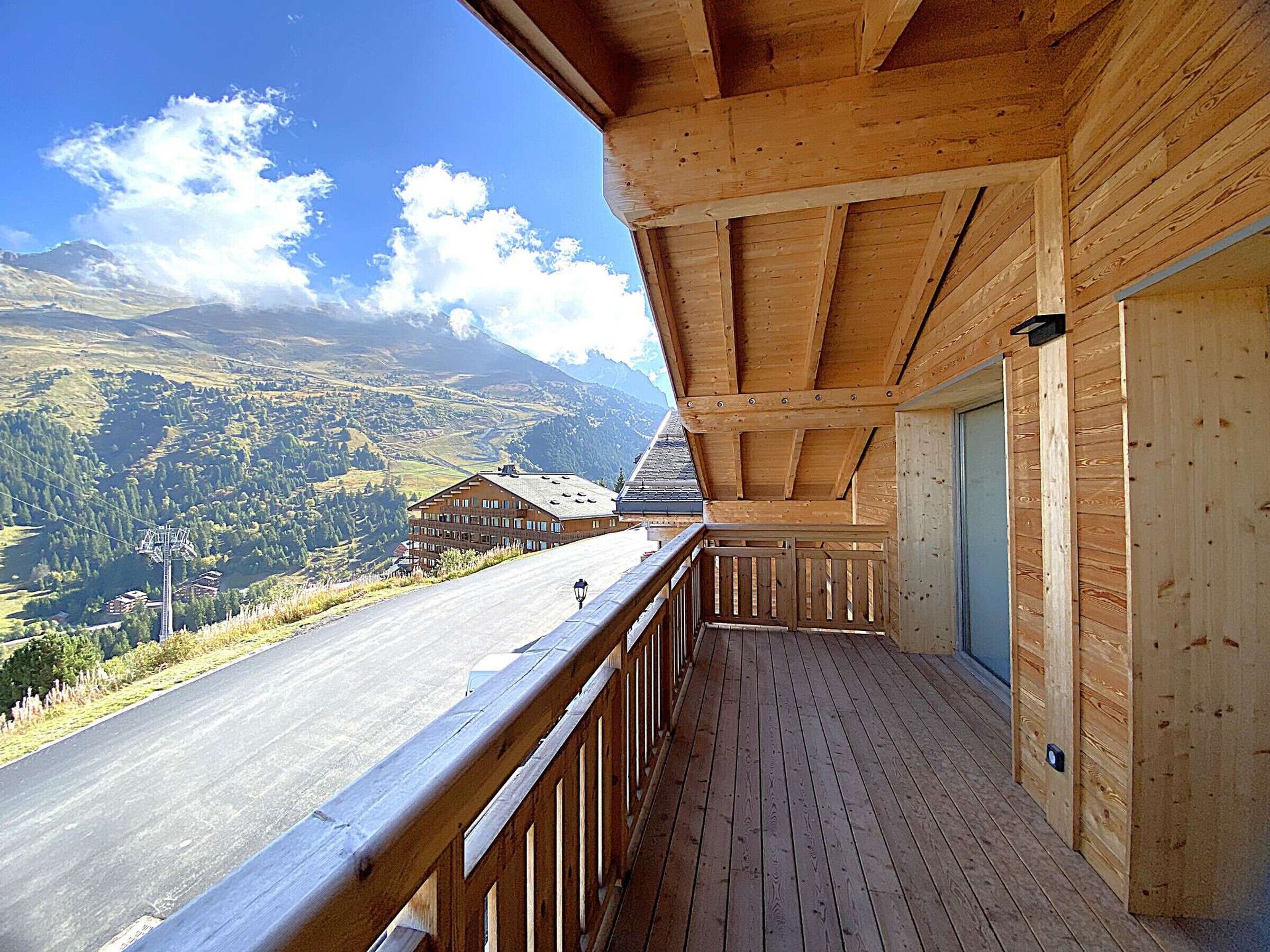 Ein Holzbalkon mit Blick auf eine Berglandschaft.