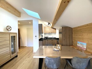 Wasserkocher mit Kaffee-/Teezubehör, Kühlschrank, Mikrowelle, Ofen