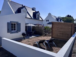 A residential property with a patio, outdoor furniture, and a fenced garden area. - New house in Le Palais with WIFI, near beach (Le Palais)