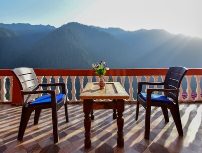 Abhishek Homestay: Your Cozy Retreat Amid Shoja's Scenic Serenity