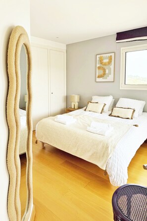 7 bedrooms, iron/ironing board, free WiFi - Spacious villa beside the golf course in Ste. Maxime with panoramic sea view (Sainte-Maxime)