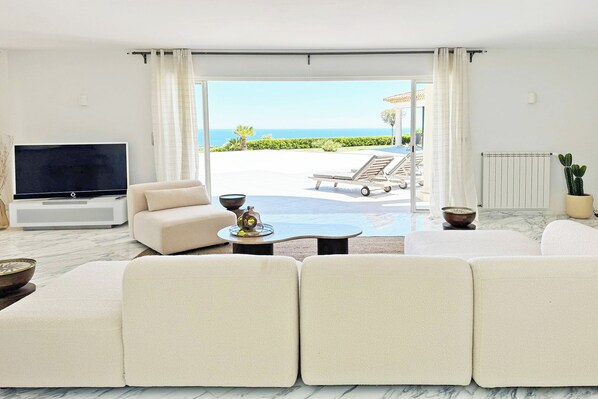 Smart TV - Spacious villa beside the golf course in Ste. Maxime with panoramic sea view (Sainte-Maxime)