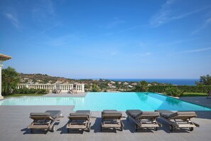 Indoor pool, outdoor pool - Spacious villa beside the golf course in Ste. Maxime with panoramic sea view (Sainte-Maxime)