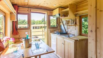 Geladeira, cafeteira/chaleira, mesas de jantar