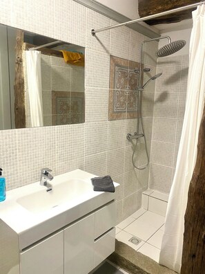 Shower, hair dryer, towels, toilet paper - QUINTA DE RIBAS - LE VERGER - SMALL CHARMING GITE (vila cha do marao, amarante)