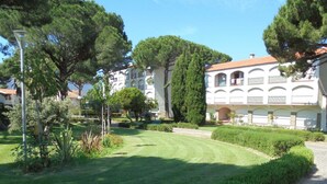 Un edificio con facciata bianca, finestre ad arco e tetto in tegole rosse.