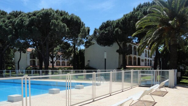 A swimming pool with a tiled deck, metal railings, and a bench. - 3-room apartment, 7/8 ppl, parking, near beach (Argelès-sur-Mer)