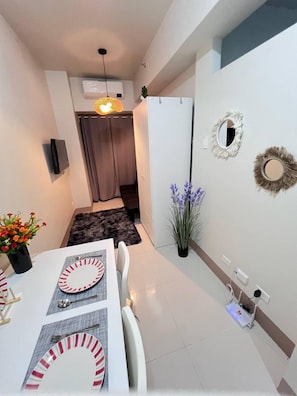 Deluxe tweepersoonskamer, balkon, uitzicht op zwembad | Woonruimte