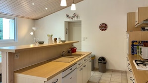 Coffee/tea maker, fridge, microwave, oven - Spacious house in forest near beach for 7 people (Saint-Jean-de-Monts)