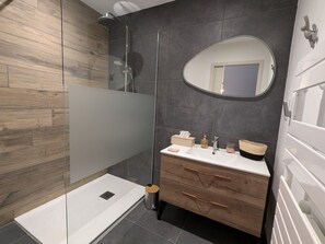 Towels - Cozy house with private terrace in Sanchey (Sanchey)