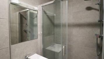 Apartment, 3 Bedrooms, Smoking, Patio | Bathroom