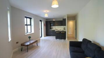 Apartment, 3 Bedrooms, Smoking, Patio | Living room