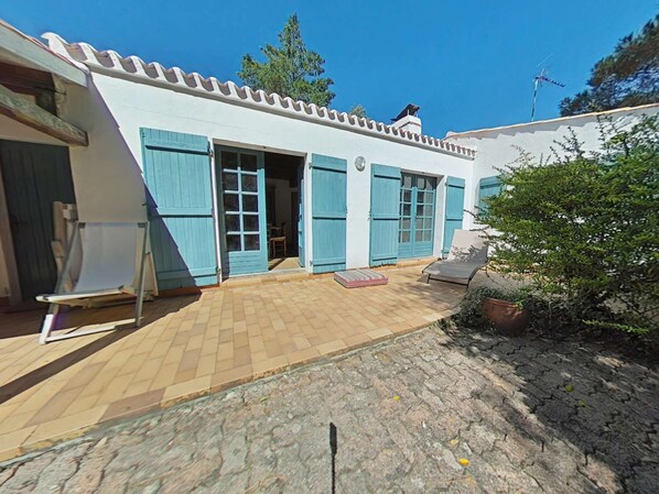 Terrace/patio - Charming house near the beach with Wi-Fi and private parking (L'Épine)
