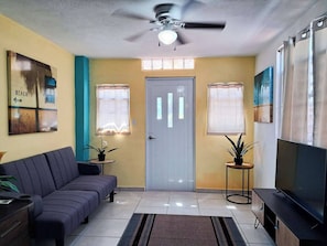 Apartment, 1 Bedroom, Accessible, Smoking | Living room