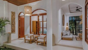 Un intérieur moderne avec un coin salon, des meubles en bois et une grande fenêtre.