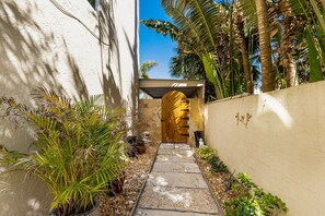 Property grounds - 371 Park Ave - 4 Bed / 2 Bath - 2 Kitchens - Outdoor Kitchen - Sleeps 8 - Pet Friendly! (Boca Grande)