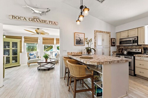 371 Park Ave - 4 Bed / 2 Bath - 2 Kitchens - Outdoor Kitchen - Sleeps 8 - Pet Friendly!