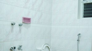 Un baño con inodoro, ducha y lavabo.