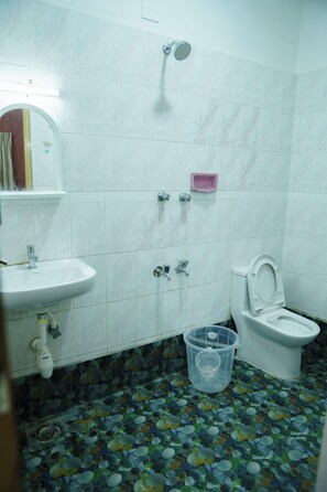 Ducha, artículos de tocador gratuitos, toallas, jabón
