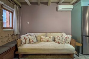 Classic Apartment | Living area | TV - Vetus Oppidum Boutique Guesthouse (Chania)