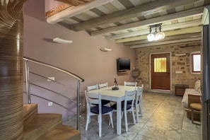 Classic Apartment | Living area | 43-inch TV with digital channels, Netflix, streaming services - Vetus Oppidum Boutique Guesthouse (Chania)
