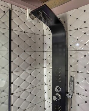 Classic Apartment | Bathroom | Free toiletries, hair dryer, towels, soap - Vetus Oppidum Boutique Guesthouse (Chania)