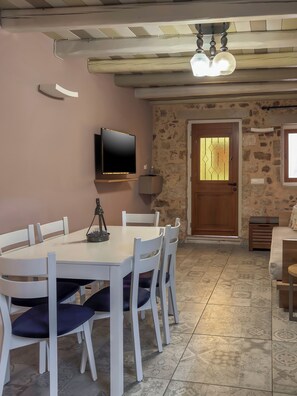 Classic Apartment | Living area | TV - Vetus Oppidum Boutique Guesthouse (Chania)
