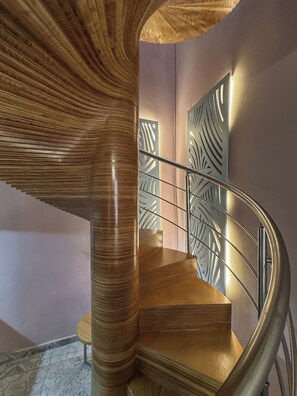 المنشأة من الداخل