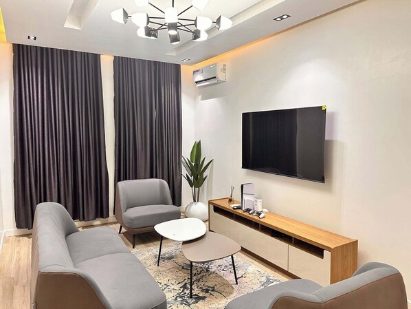 Familieleilighet, balkong, byutsikt | Oppholdsområde