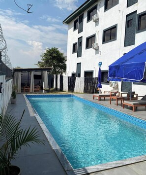 Outdoor pool - La Crique Apartment (Abuja)