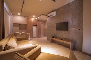 1 bedroom, premium bedding, in-room safe, laptop workspace