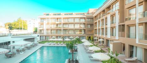 Seasonal outdoor pool, open 7:30 AM to 7:30 PM, pool umbrellas