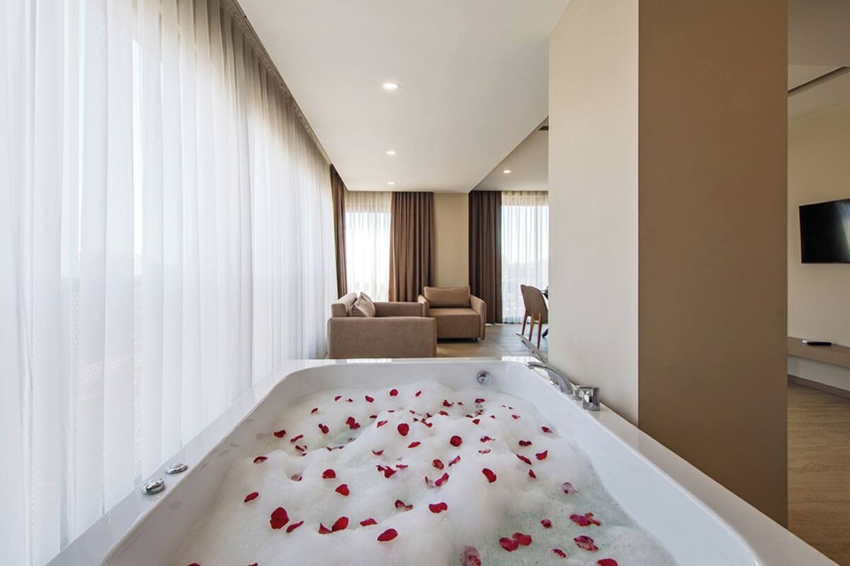 Premium Suite, 1 Bedroom, Hot Tub | Premium bedding, Tempur-Pedic beds, in-room safe, laptop workspace