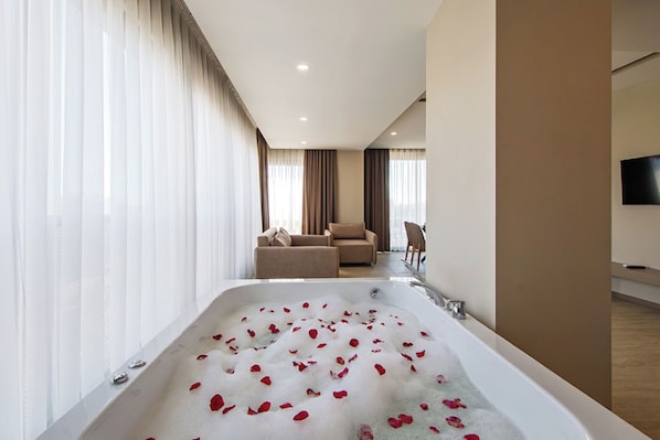 Premium Suite, 1 Bedroom, Hot Tub | Premium bedding, Tempur-Pedic beds, in-room safe, laptop workspace - Prive Suite Side & Spa Hotel (Manavgat)