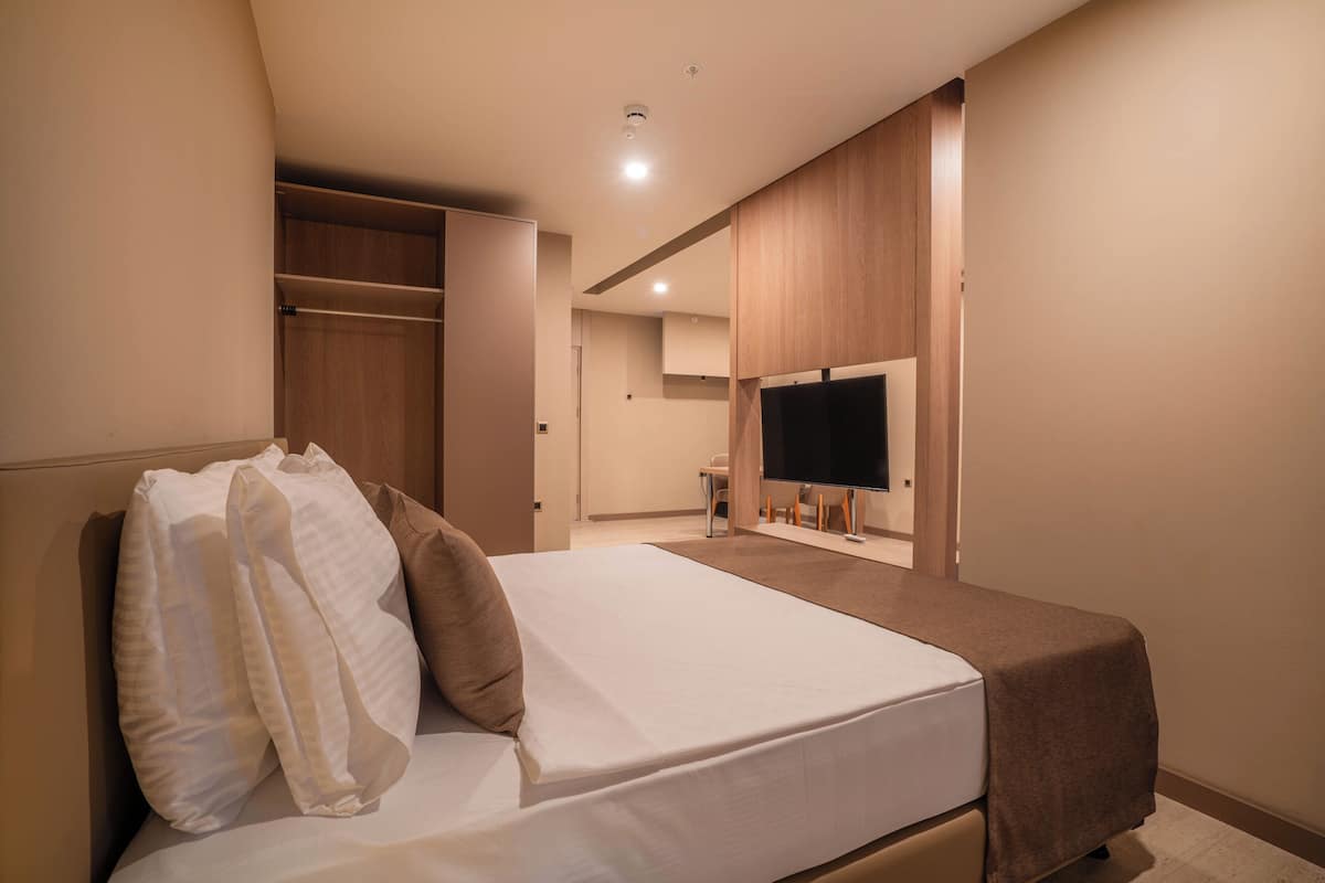 1 bedroom, premium bedding, in-room safe, laptop workspace