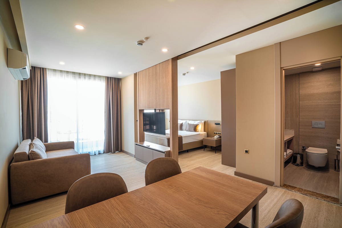 1 bedroom, premium bedding, in-room safe, laptop workspace