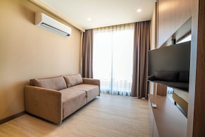 1 bedroom, premium bedding, in-room safe, laptop workspace
