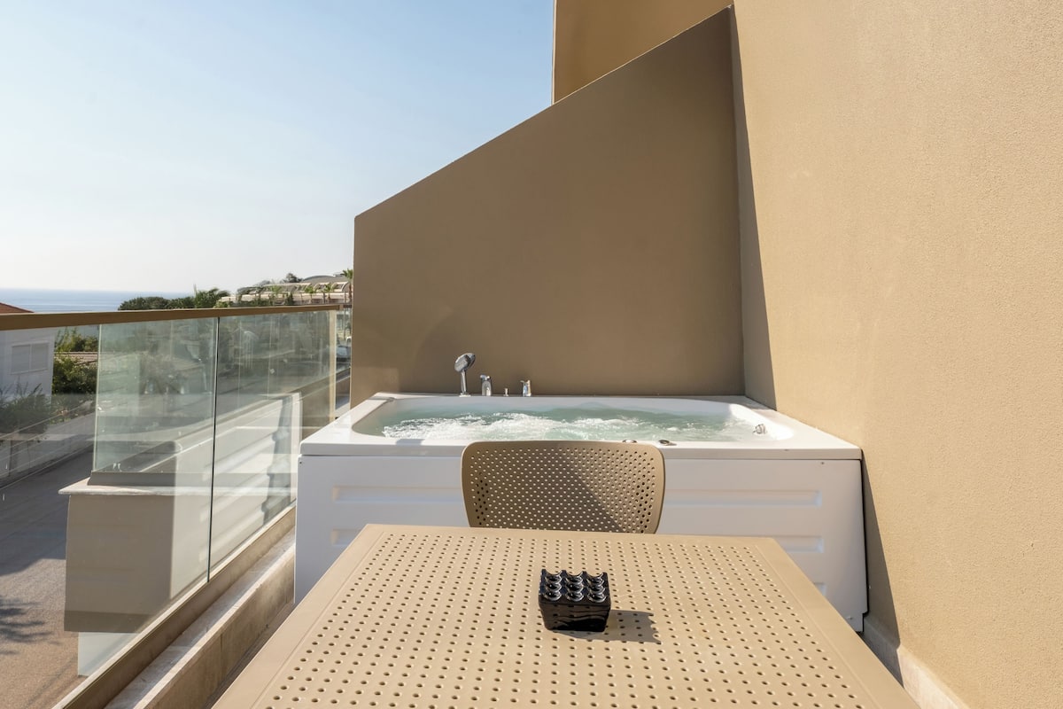 Deluxe Suite, Jetted Tub | Jetted bathtub