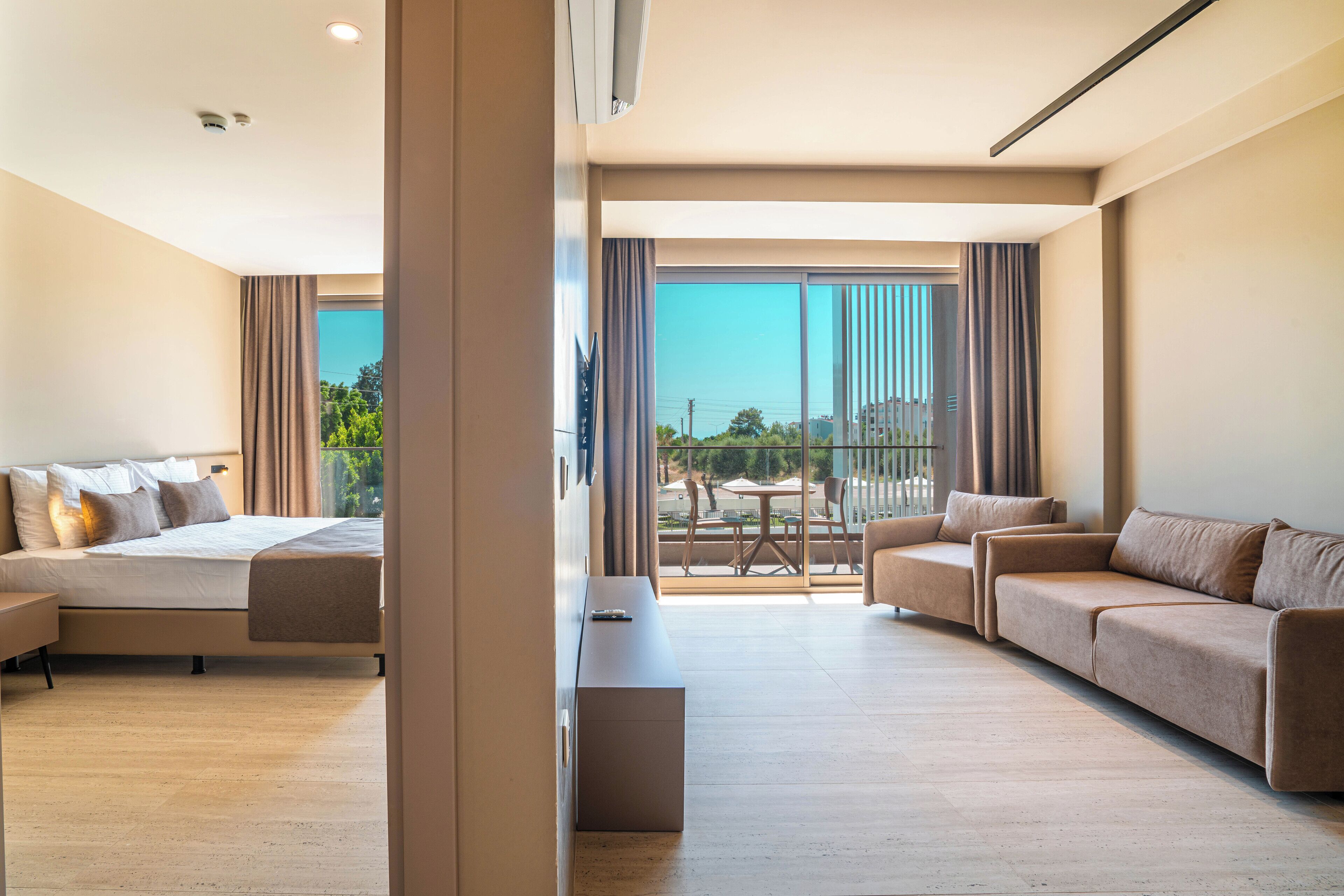 Honeymoon Suite, Hot Tub, Corner | Premium bedding, Tempur-Pedic beds, in-room safe, laptop workspace