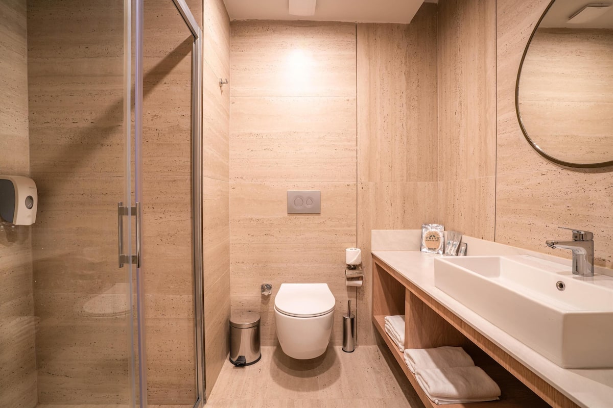 Shower, free toiletries, hair dryer, bathrobes