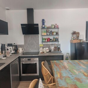 Fridge, oven, stovetop, dishwasher - New Beautiful house with view of Lac du Moutchic (Lacanau)